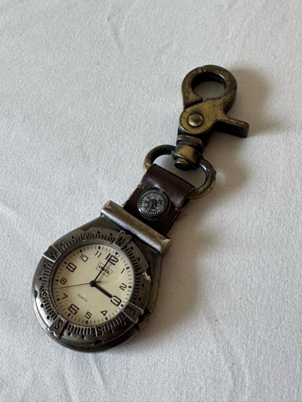 Levi’s Clip On Watch Compass CJ15 - NEEDS BATTERY